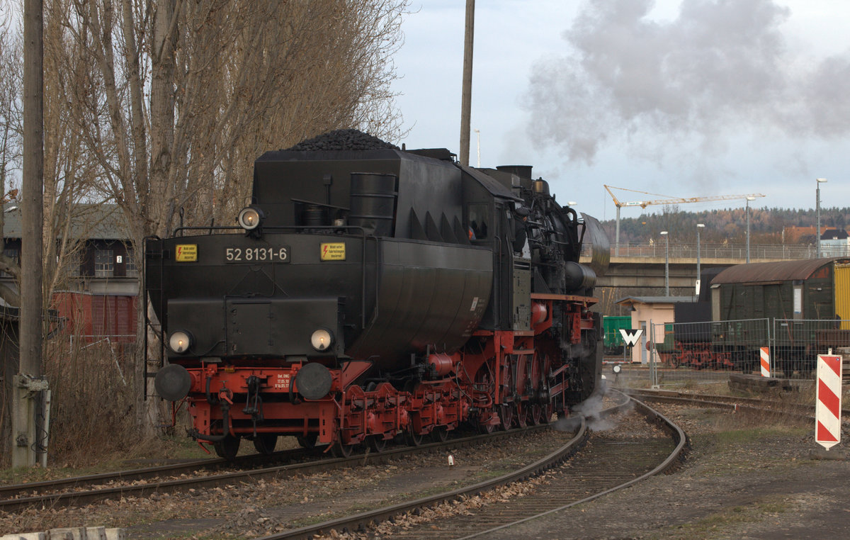 Tender Voraus zum Wasserrnehmen in Gera. 52 8131-6 fährt auf das Gleis nahe dem Löschteich, dessen Wasser zu Speisung genutzt wird. 10.12.2016 14:24 Uhr.