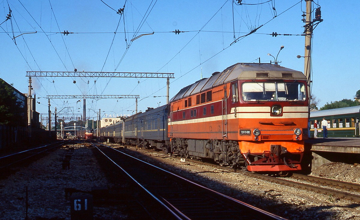 TEP70-0018 am 07.06.1990 im Hauptbahnhof von Tallinn