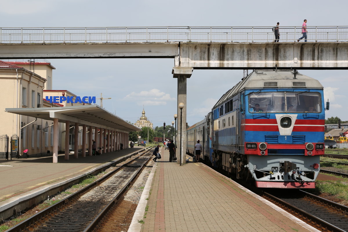 TEP70-0076 der ukrainischen Eisenbahngesellschaft im Bahnhof von Cherkassy am 02.07.2018.
Vergleicht das fast gleiche Bild vom 16.06.2015. Die Zeit steht still !