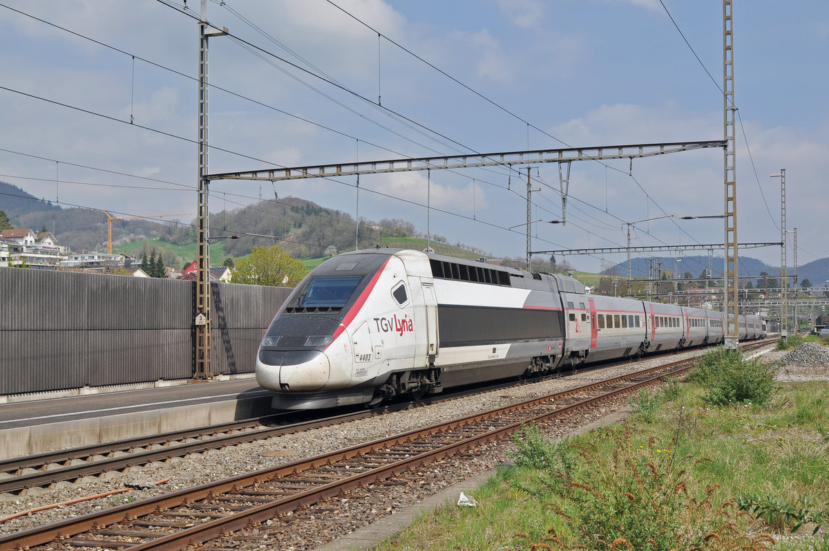 TGV Lyria 4403 durchfährt den Bahnhof Gelterkinden. Die Aufnahme stammt vom 06.04.2017.