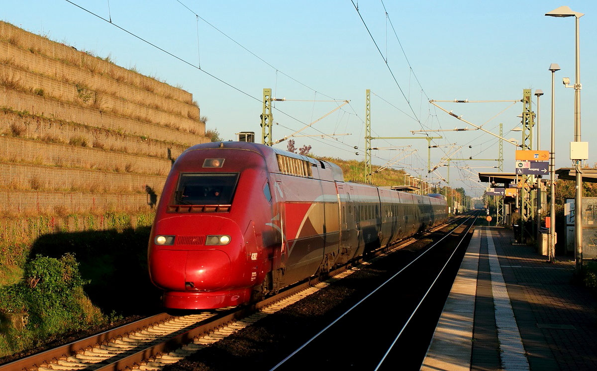 Thalys 4302 nach Paris durchfährt am Morgen des 14.10.2017 Neuss-Allerheiligen. Wegen Gleisbauarbeiten im Kölner Hauptbahnhof verkehrte er über die KBS 495 und fuhr ohne Halt zwischen Düsseldorf und Aachen.