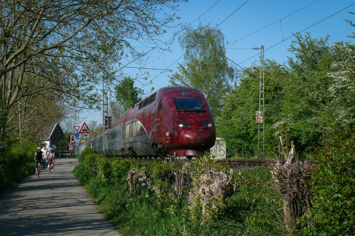 Thalys 4305 passiert hier den Bahnübergang Zweibrüggen bei Übach-Palenberg. Die Umleitung über die KBS 485 erfolgt wegen der Streckensperrung in Düren. Aufgenommen am 19/04/2014.