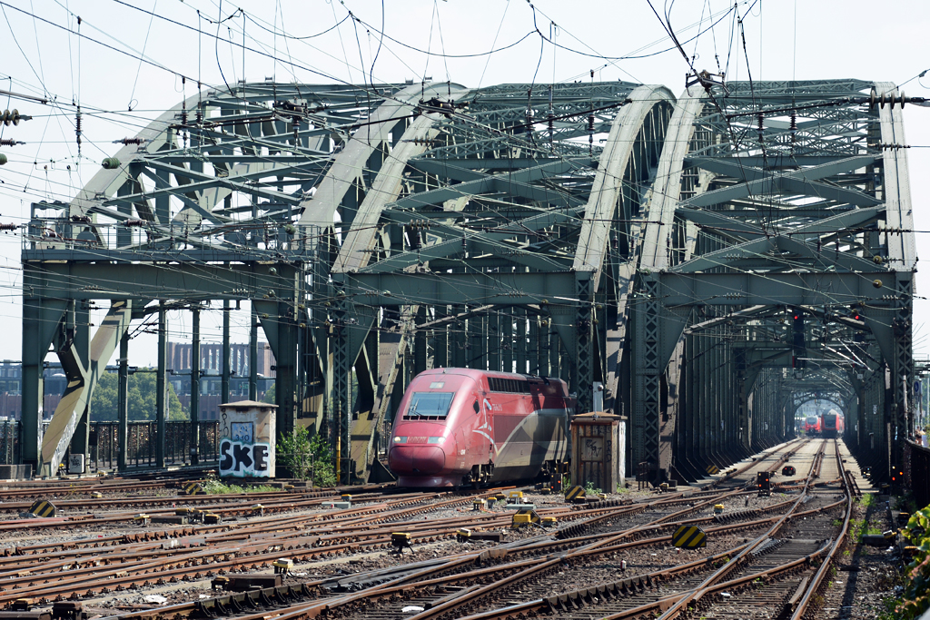 Thalys 4344 kurz vor dem Hbf Köln bei der Ausfahrt Hohenzollernbrücke - 31.07.2014