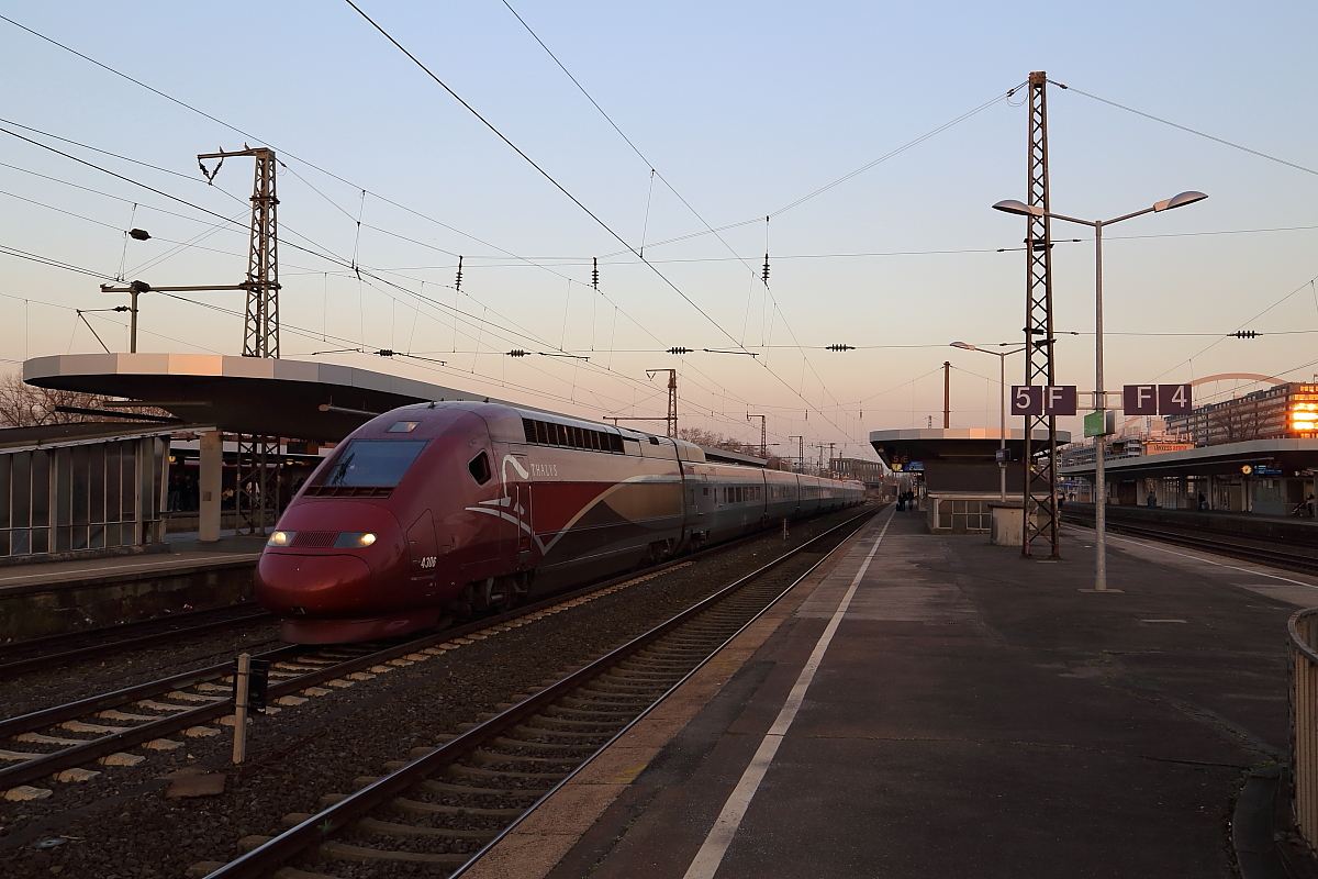 Thalys 4386 ist am Abend des 13.03.2014 in den Bahnhof Köln-Deutz eingefahren und wartet auf die Freigabe zur Weiterfahrt nach Köln Hbf, wo er kurz darauf für seine Fahrt nach Brüssel und Paris bereitgestellt wird.