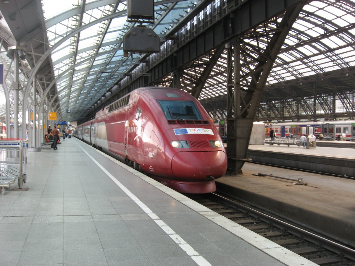 Thalys nach Paris Nord wurde am 11.6.07 auf Gleis 8 in Kln Hbf gesehen.