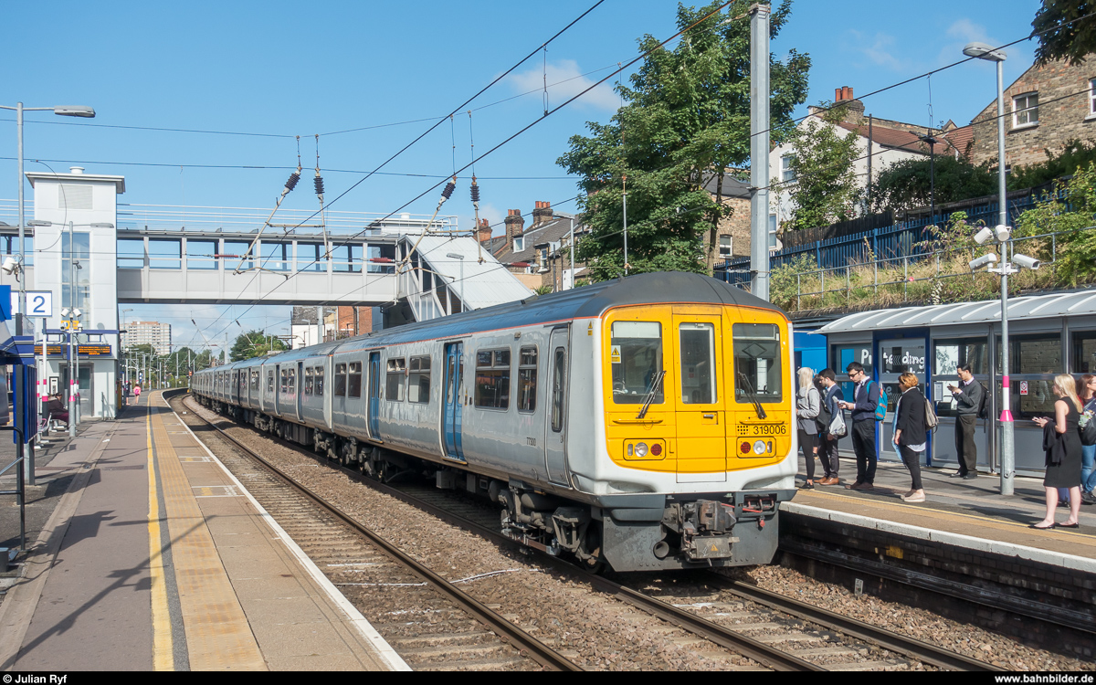Thameslink 319 006 erreicht am 10. August 2017 den Bahnhof West Hampstead Thameslink.
