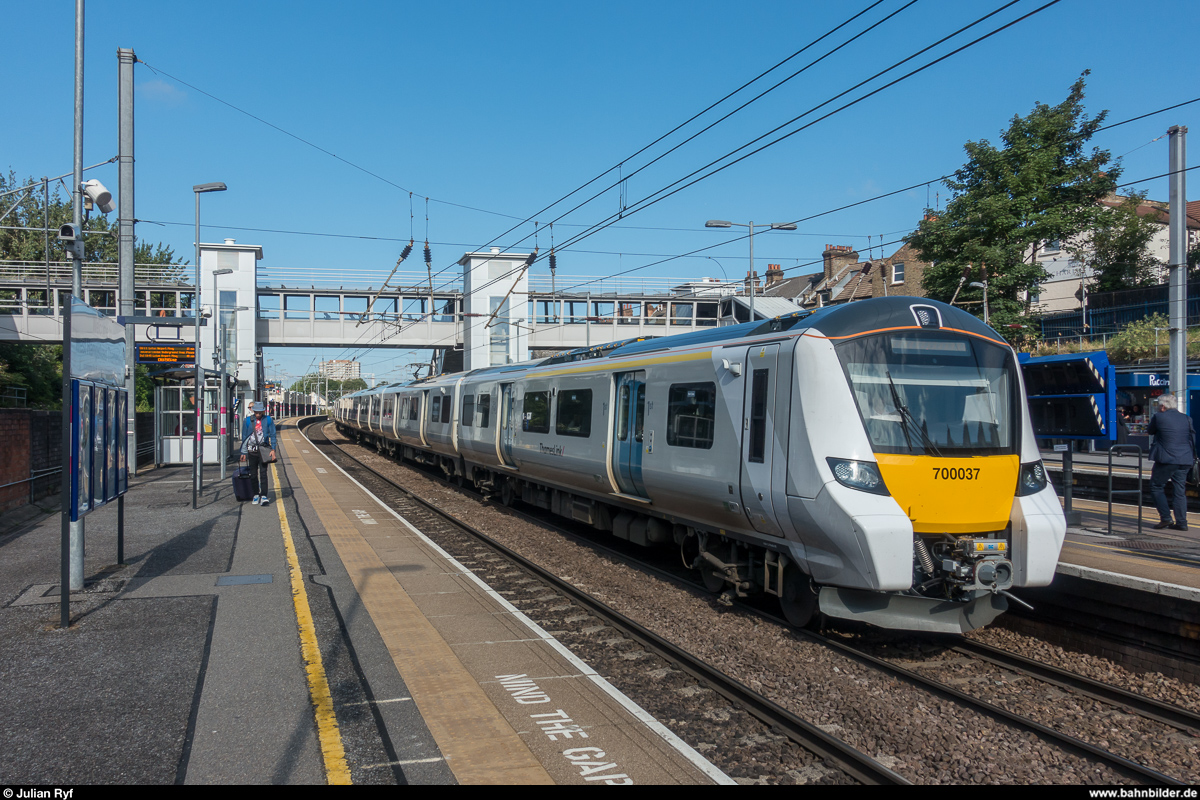 Thameslink 700 037 erreicht am 10. August 2017 den Bahnhof West Hampstead Thameslink.
