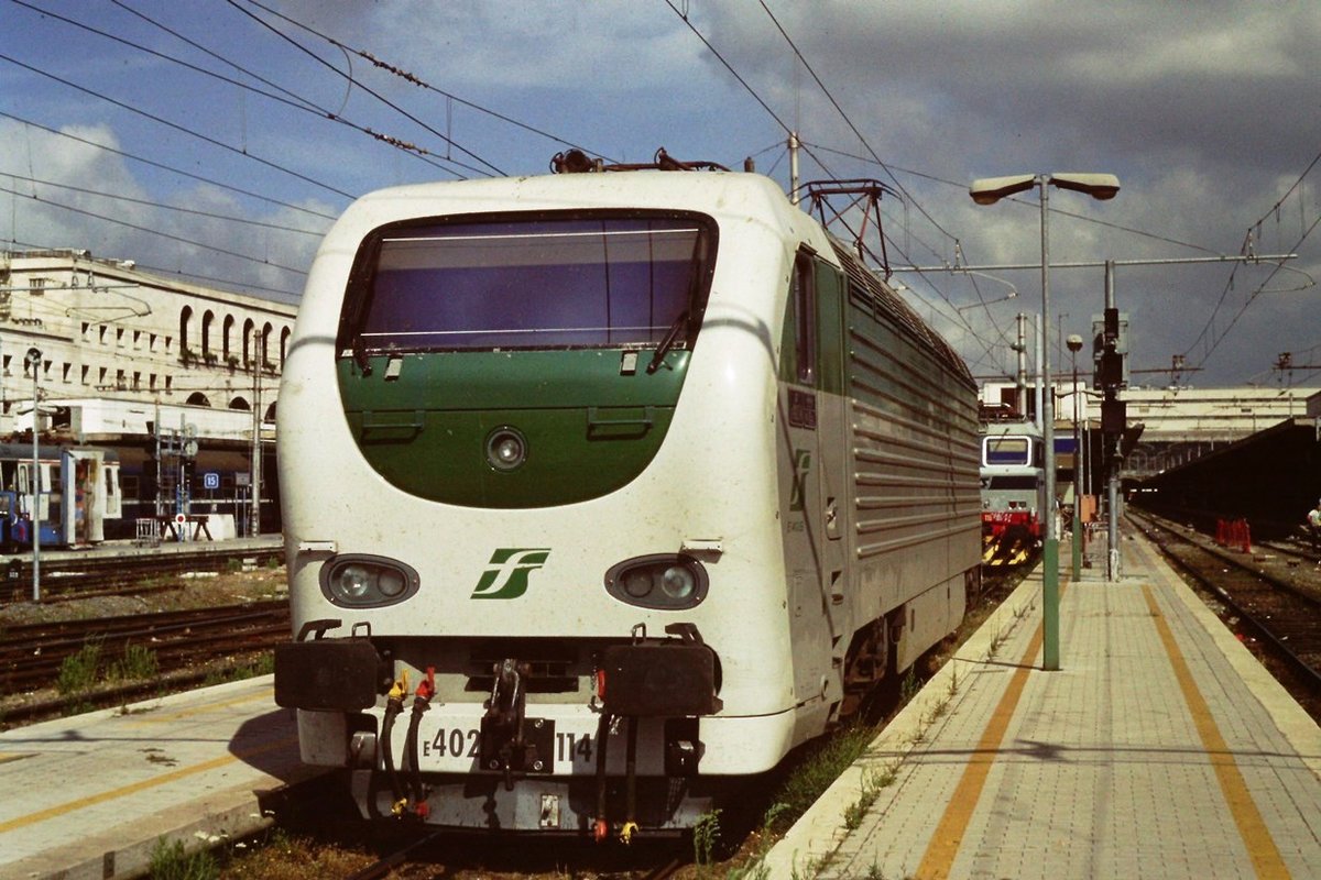 the second series of electric locomotive e 402.114 wait for a new service at Roma Termini station, date unknown. 