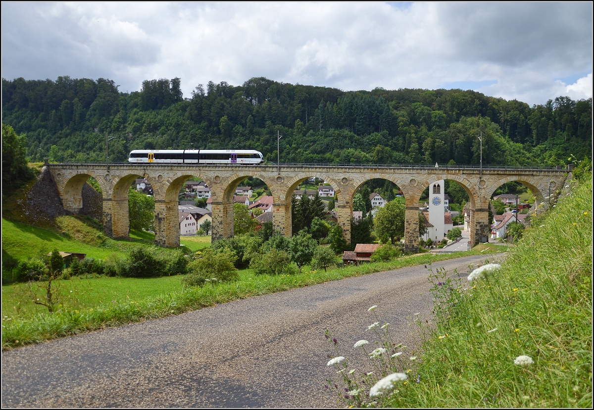 Thurbo-GTW fernab vom Thurgau und Bodensee auf dem Läufelfingerli, der Bergstrecke nach Basel Richtung Sissach. Rümlingen, Juli 2016.