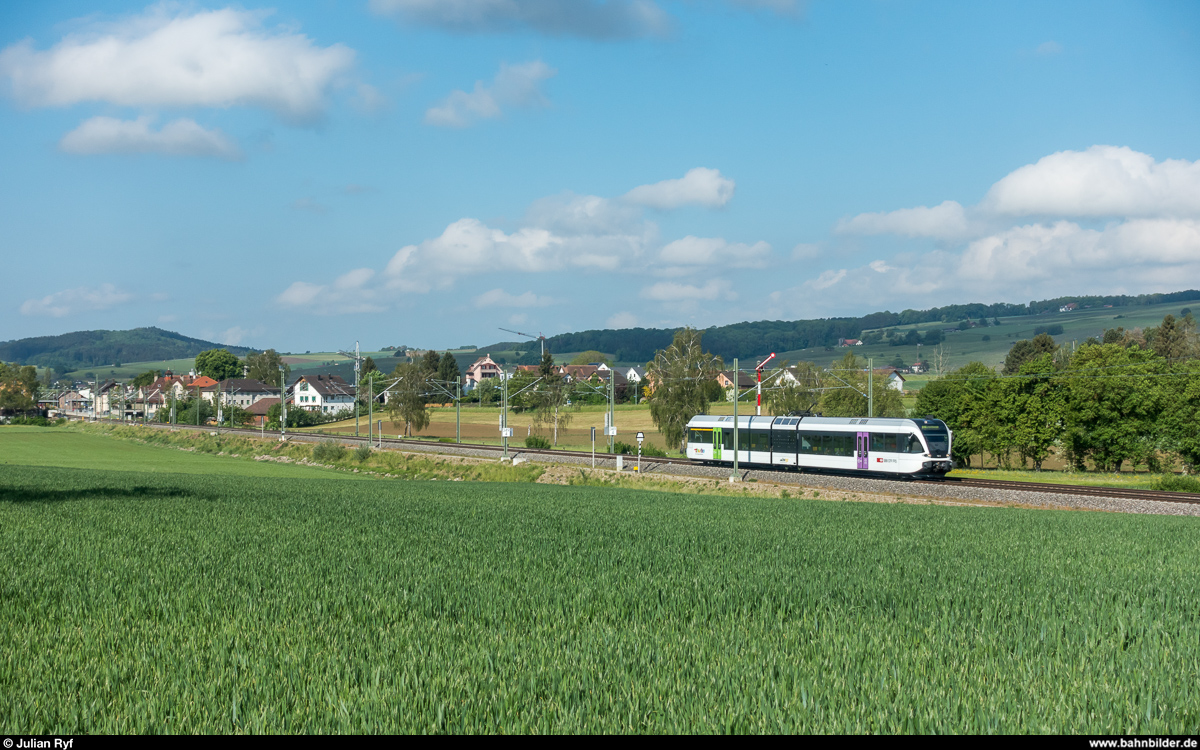 Thurbo GTW RABe 526 732 (einer von vier GTWs mit dem bwegt-Logo) am 11. Mai 2018 als S Erzingen - Schaffhausen beim Einfahrsignal Wilchingen-Hallau, welches bereits für den 611er in Gegenrichtung (IRE Singen - Basel) offen ist.
