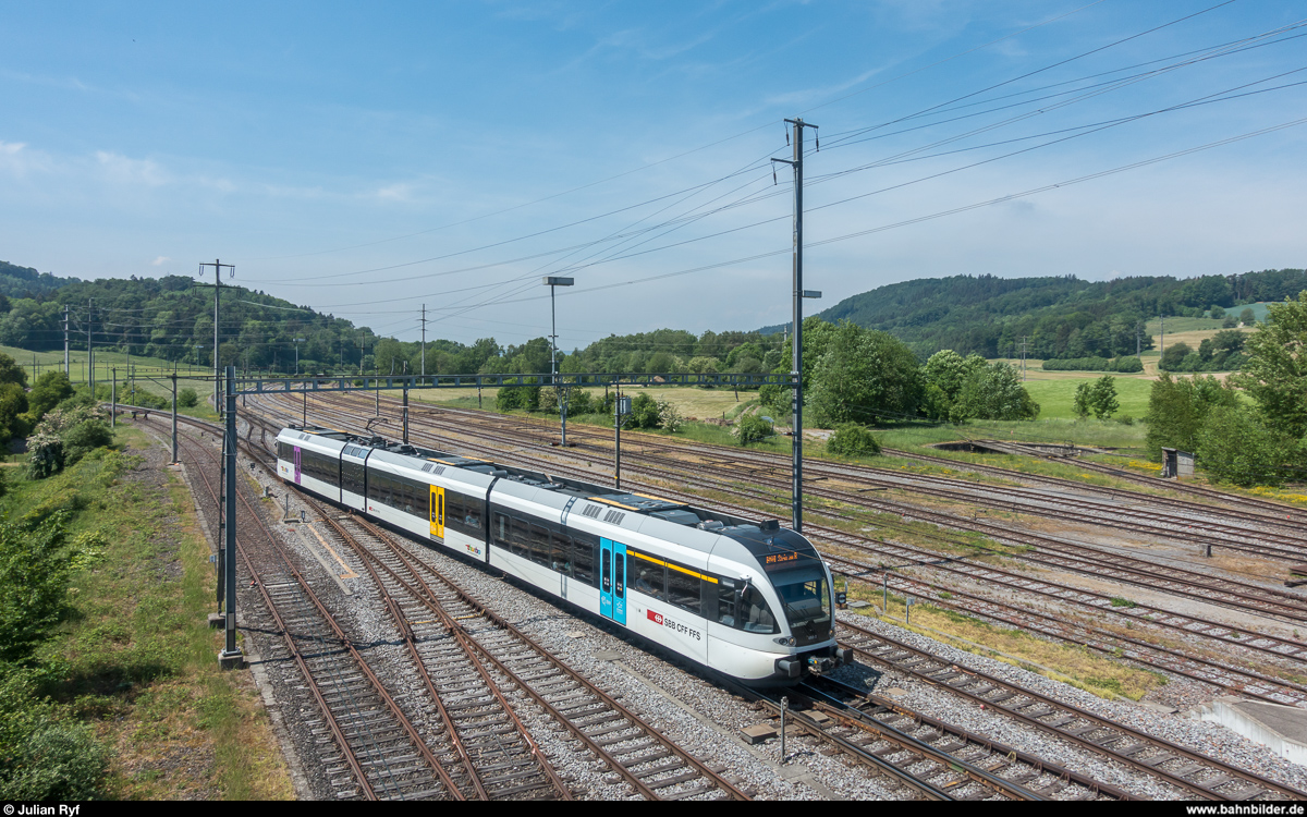 Thurbo GTW RABe 526 803 erreicht als S29 Winterthur - Stein am Rhein am 12. Mai 2018 den Bahnhof Etzwilen. Rechts hinten ist die noch betriebsfähige Drehscheibe zu erkennen, davor die sieben langen Abstellgleise.