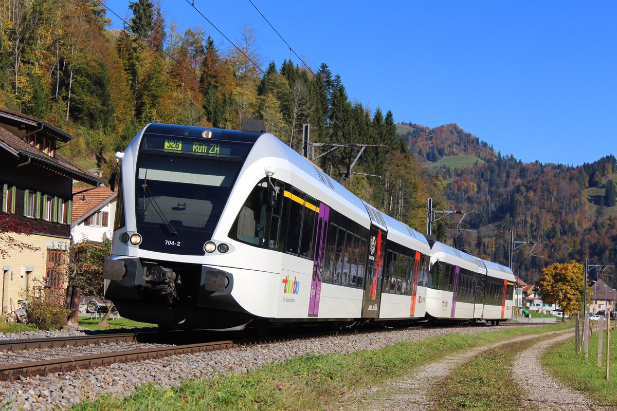 Thurbo RABe 526 704-2 unterwegs mit einer weiteren Thurbo RABe 526 als S26 von Winterthur nach Rüti ZH am 16. Oktober 2017 zwischen Fischenthal und Steg.