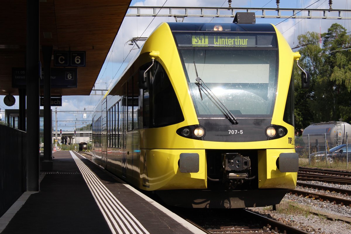 Thurbo/SBB RABe 526 707 „Tele Top“ als S41 19841von Waldshut nach Winterthur HB  beim 13-minütigen Halt auf Gleis 6 im Bahnhof Bülach. 
Das Perron von Gleis 5 und 6 wurde zudem auch vor kurzem erhöht und wieder neu eröffnet. 
Sonntag,  20. August 2017 