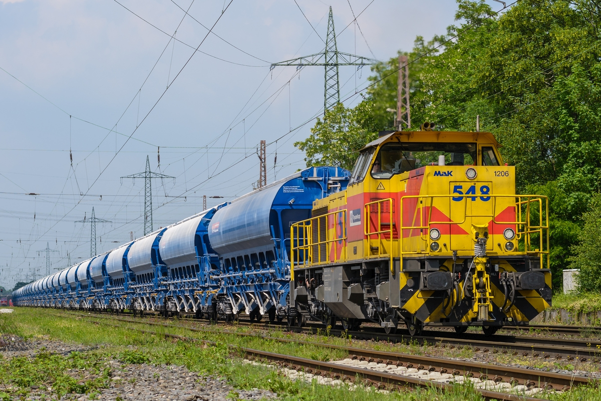 Thyssen Krupp Steel Europe Logistics 548 durchquert am 28.05.2016 mit ihrem Kalkzug in Richtung Angertalbahn Ratingen-Lintorf.