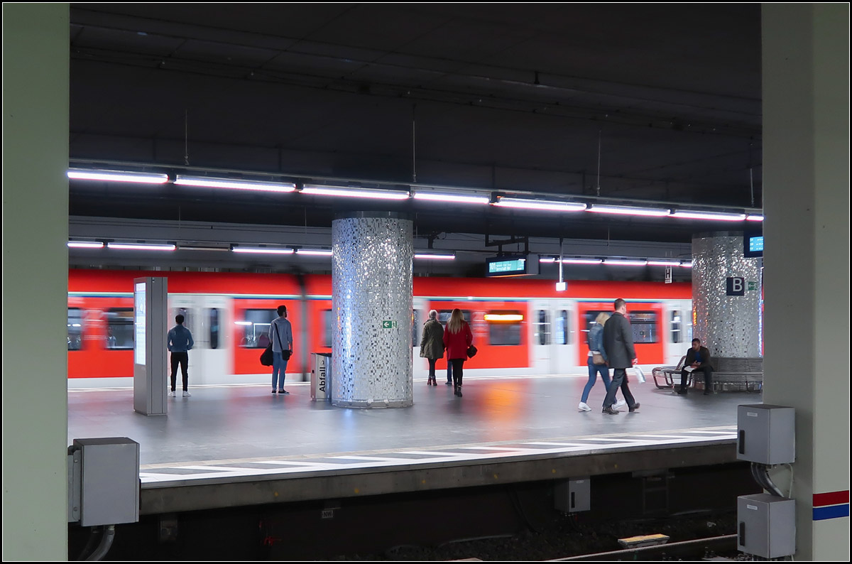 Tief im Bauch der Frankfurter Hauptbahnhofes -

Die viergleisige S-Bahnstation im vierten Tiefgeschoss unter dem Frankfurter Hauptbahnhof. Wie viele andere unterirdische S-Bahnstationen in Deutschland, wurde auch diese Station umgebaut, hauptsächlich wohl aus Brandschutz-Gründen. 

25.03.2017 (M)