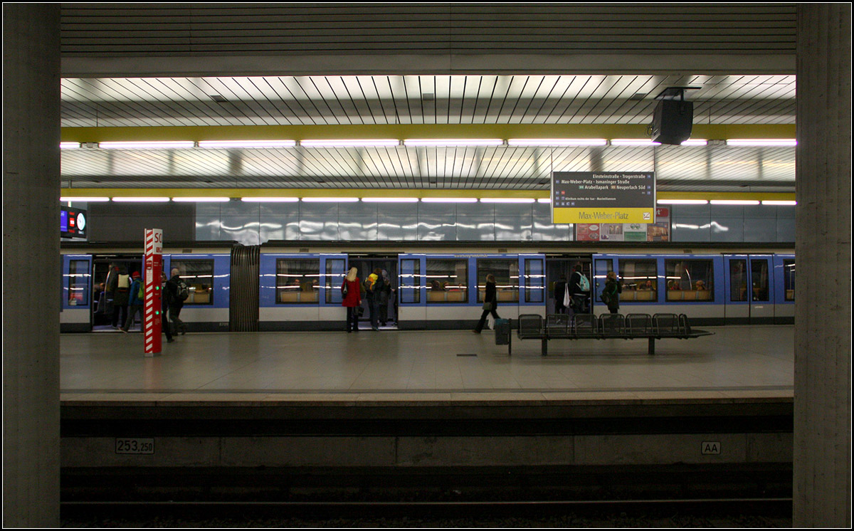 Tief unter dem Max-Weber-Platz -

Die dreigleisige Verzweigungstation der Münchener Linie U4 und U5.

16.03.2015 (M)
