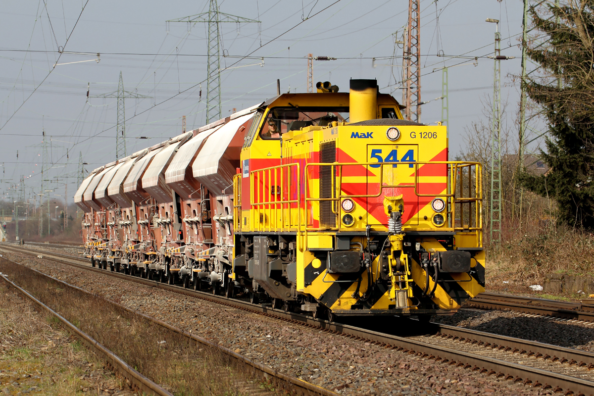 TKSE 544 (275 851-4) durchfährt Ratingen-Lintorf 23.3.2015