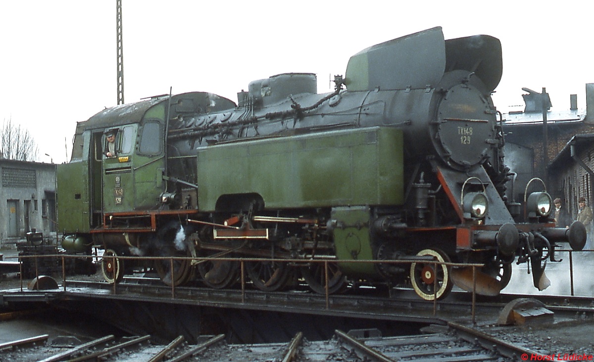 TKt 48 129 im Bw Kepno (Februar 1989). Von diesen 1'D1'h2t-Lokomotiven beschaffte die PKP zwischen 1950 und 1957 191 Stück, die letzten Exemplare standen bis zum Beginn der 1990er Jahre im planmäßigen Einsatz.