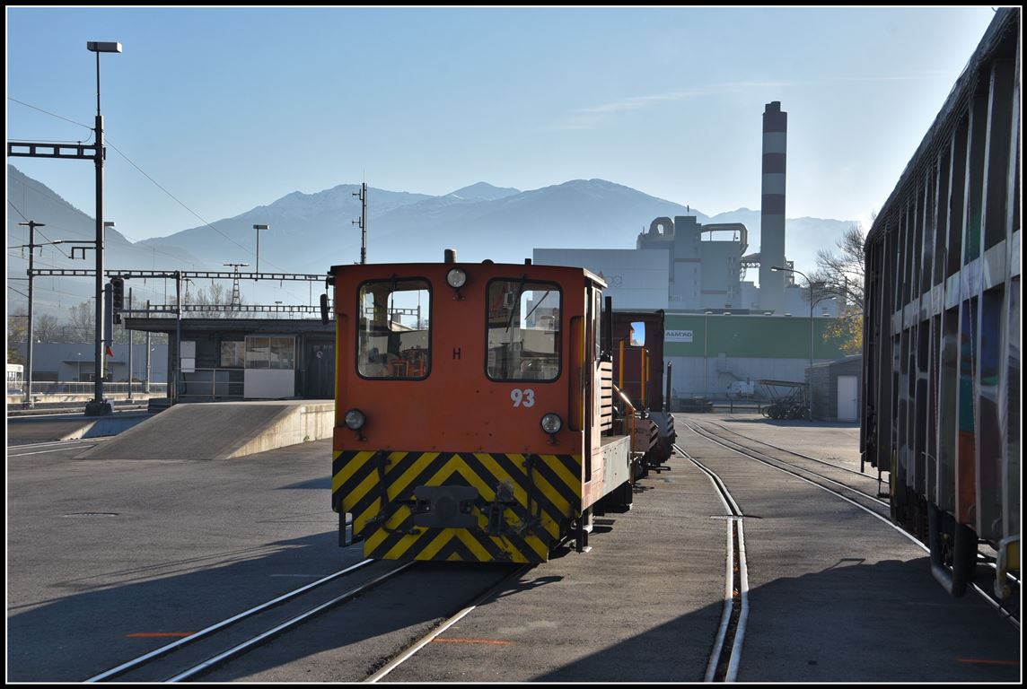 Tm 2/2 93 verschiebt die Containertragwagen auf dem Bahnhofplatz von Untervaz-Trimmis. (14.11.2018)