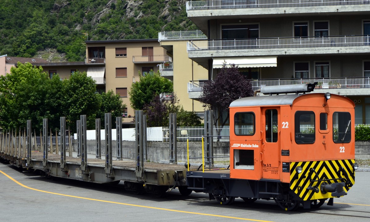 Tm 2/2 Nr. 22 der RhB mit leeren Güterwagen für Baumstämme im Bahnhof Tirano (16.05.2014).