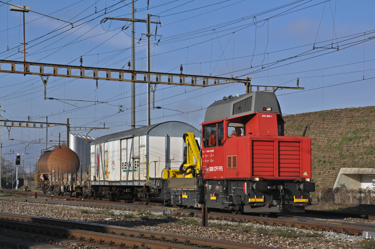 Tm 234 065-1 durchfährt den Bahnhof Pratteln. Die Aufnahme stammt vom 07.12.2016.