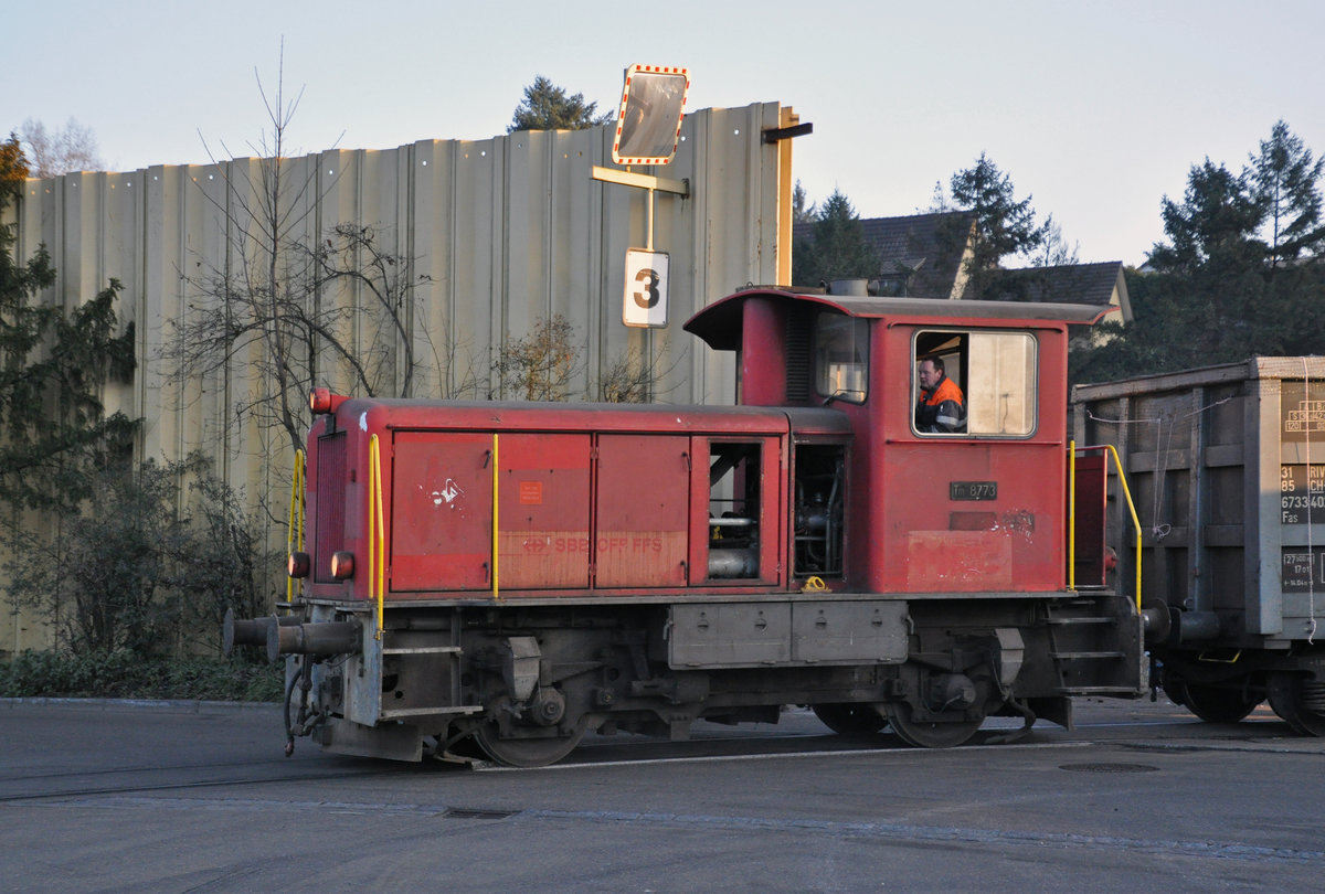 Tm 8773 rangiert bei der Firma Thommen in Kaiseraugst. Die Aufnahme stammt vom 21.12.2016.