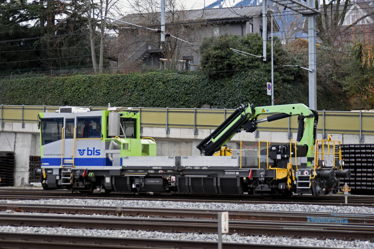 Tm 98 85 5235 214-4 durchfährt den Bahnhof Spiez. Die Aufnahme stammt vom 19.12.2018.