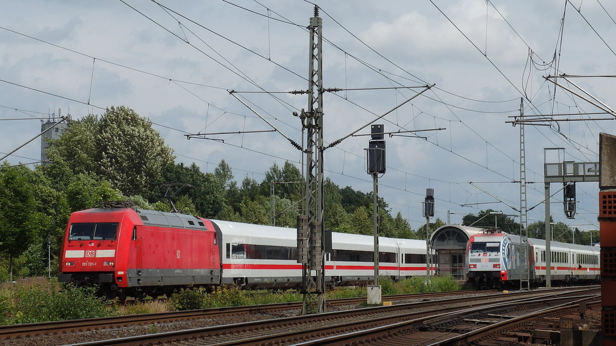 Total ungewöhnlich: Halt zweier InterCity nach Hamburg in Schwarzenbek (ist kein IC-Bahnhof), dabei 101 131 mit Metropolitan-Wagen; nach einer unbestätigten Info soll es bei Bergedorf einen Brand gegeben haben und deshalb sei die Strecke gesperrt; 02.07.2016
