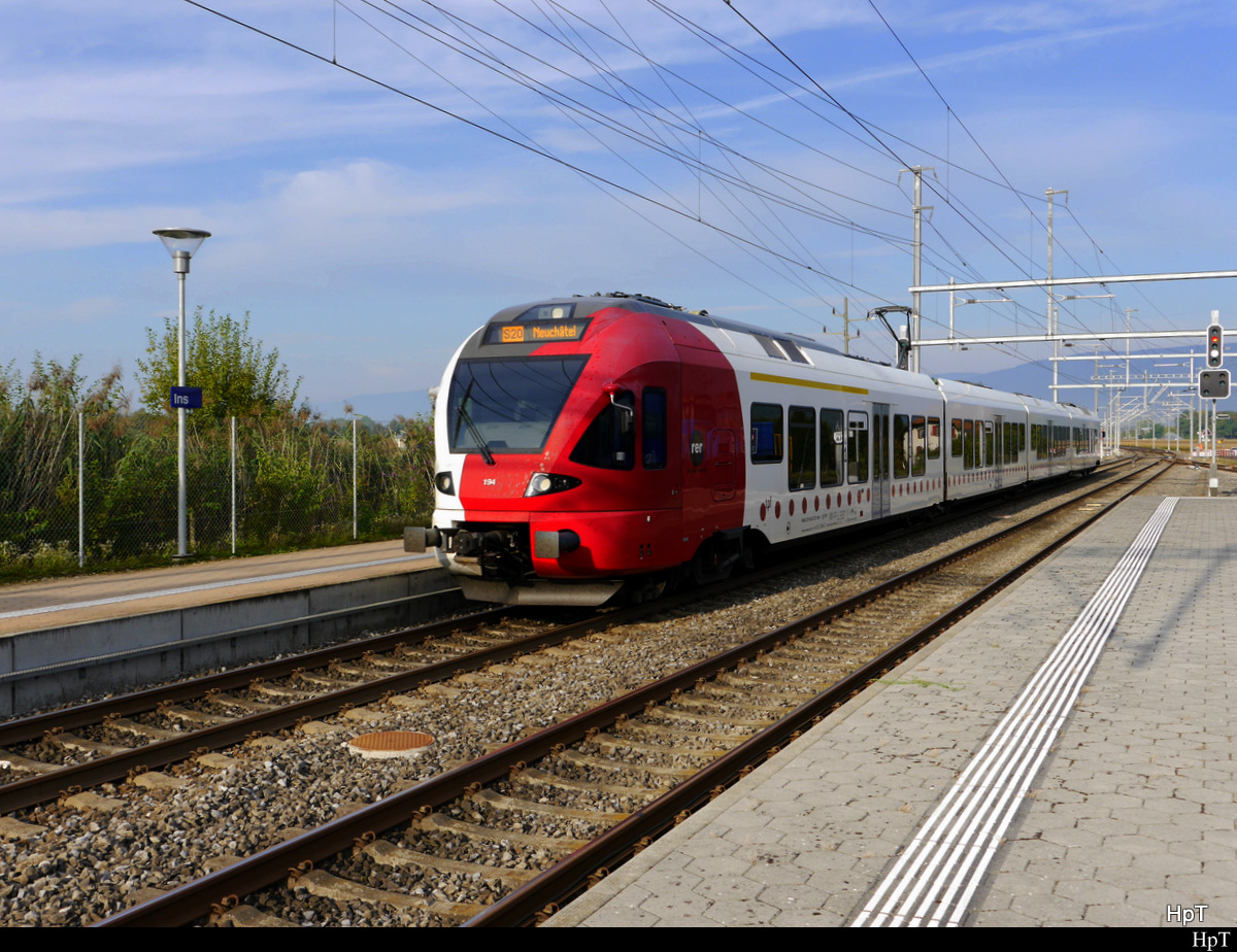 tpf - Nachschuss des Triebwagen RABe 527 194 bei der ausfahrt in INS nach Neuenburg am 21.09.2018