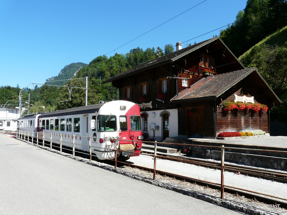 tpf - Regio nach Bulle in Broc Fabriqe mit dem Triebwagen Be 4/4 152 und Steuerwagen Bt 255  am 03.09.2013