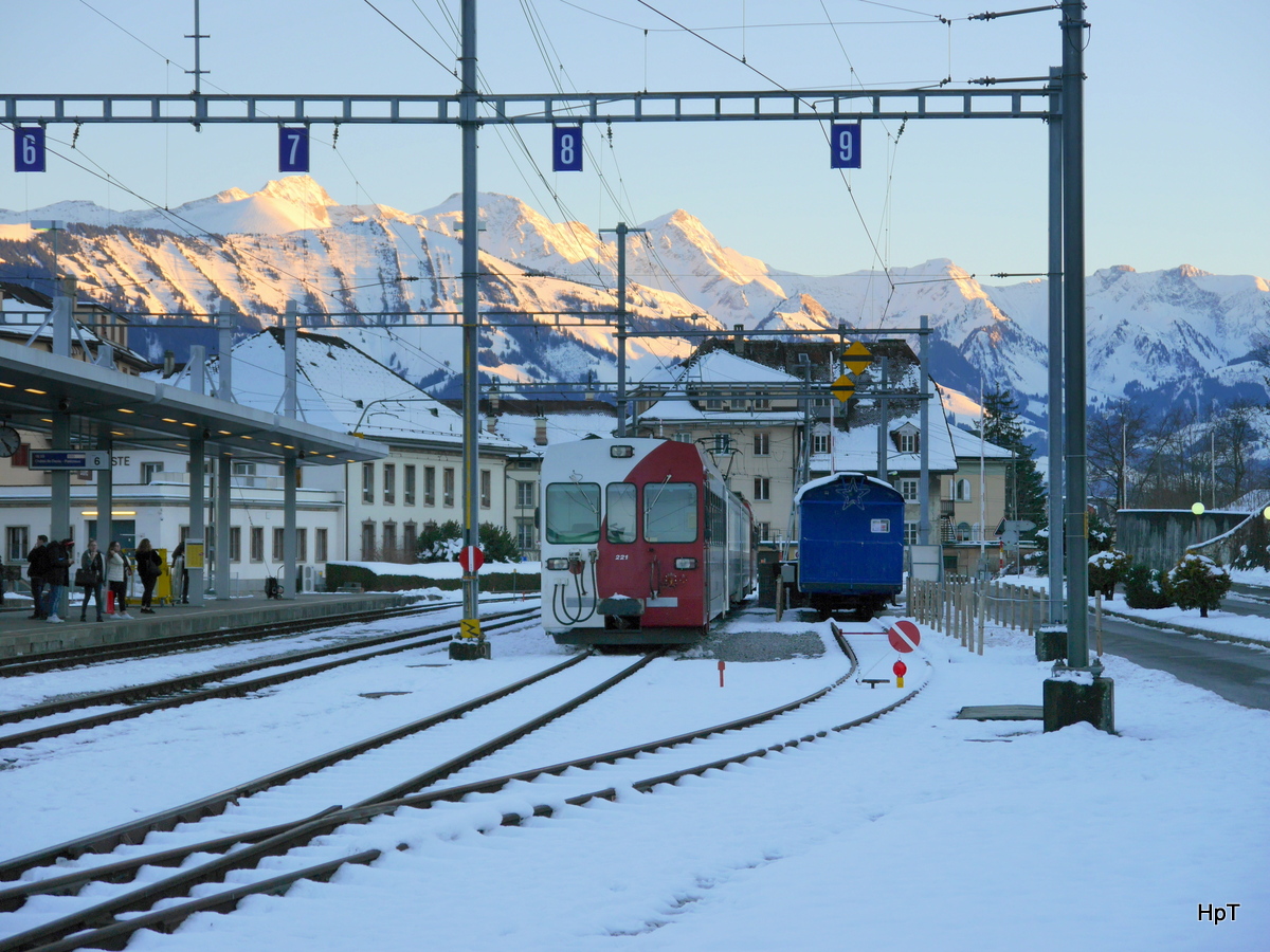 tpf - Steuerwagen Bt 221 im Bahnhofsareal abgestellt in Bulle am 07.12.2017