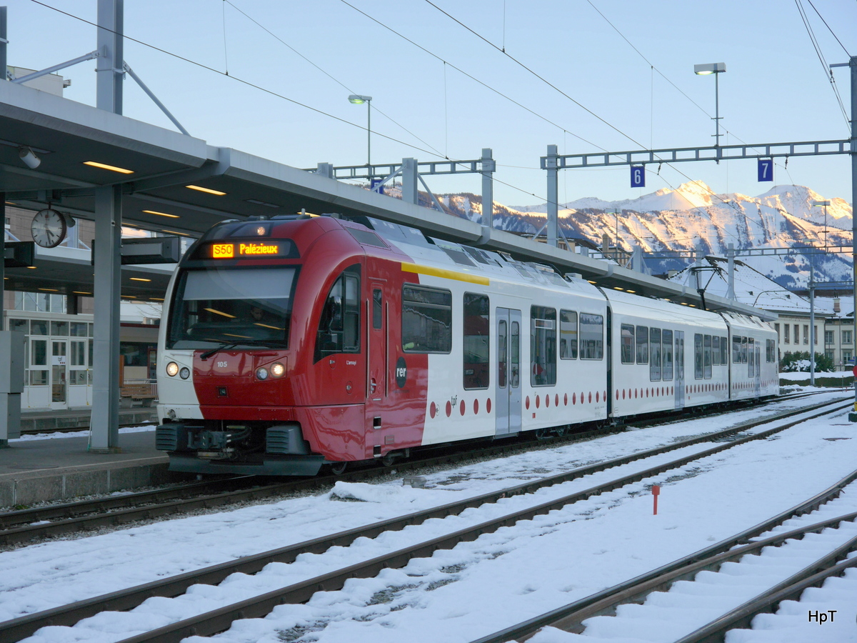 tpf - Triebwagen ABe 2/4 105 mit Zwischenwagen B 105 und Endtriebwagen Be 2/4 105 im Bahnhof Bulle am 07.12.2017