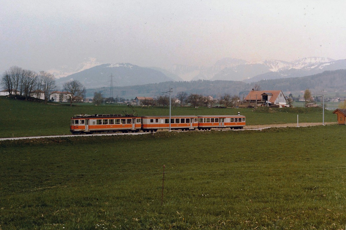 TPF/GFM: Der traditionelle Pendelzug aus den 40er Jahren bestehend aus Be 4/4 131-133 + BDt 271-272 (ehemals ADZt) + Bt 262-265 stand weit über das Jahr 1979, als diese Aufnahme zwischen Châtel-St-Denis und PALEZIEUX entstand, auf dem gesamten Schmalspurnetz der GFM im Einsatz. Zu diesen Zeiten wurde das Rollmaterial noch für eine lange  Lebenszeit  gebaut. Aushilfsweise standen diese Wagen, inkl. Be 4/4, bei Bedarf auch auf der benachbarten MOB im Einsatz. 
Foto: Walter Ruetsch