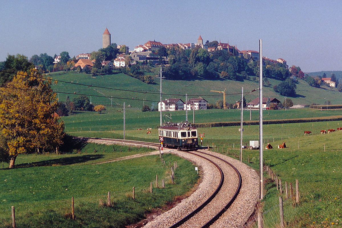 TPF/GFM: Ein Regionalzug nach Bulle mit einem ABe 4/4 bei Romont im Jahre 2005.
Foto: Walter Ruetsch