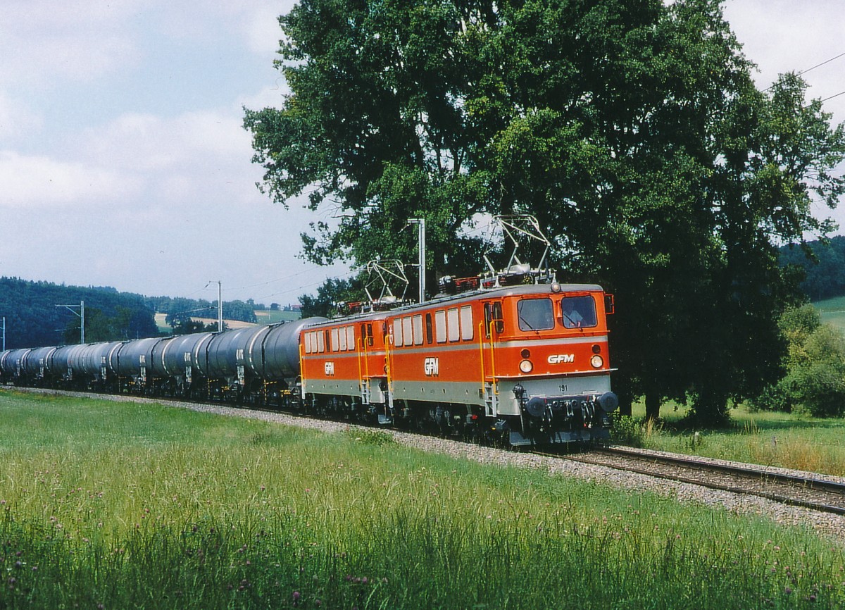 TPF/GFM: Schwerer Kesselwagenzug vor Courtepin mit Doppeltraktion Ae 4/4 191 und Ae 4/4 192 ehemals DDR im August 1996.
Foto: Walter Ruetsch 