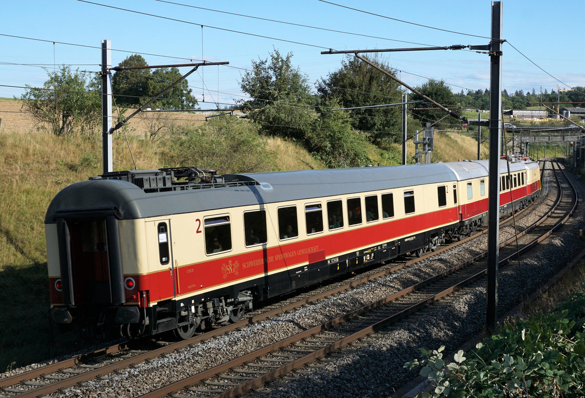 TR Trans Rail AG - TEE Classics
TEE  Mittelland 
Sonderzug mit der Re 4/4 I 10034 bei Niederbipp am 11. August 2018.
Diese Fahrt fand erstmals mit zwei identischen TEE-Speisewagen ARmz 211 statt.
Foto: Walter Ruetsch 