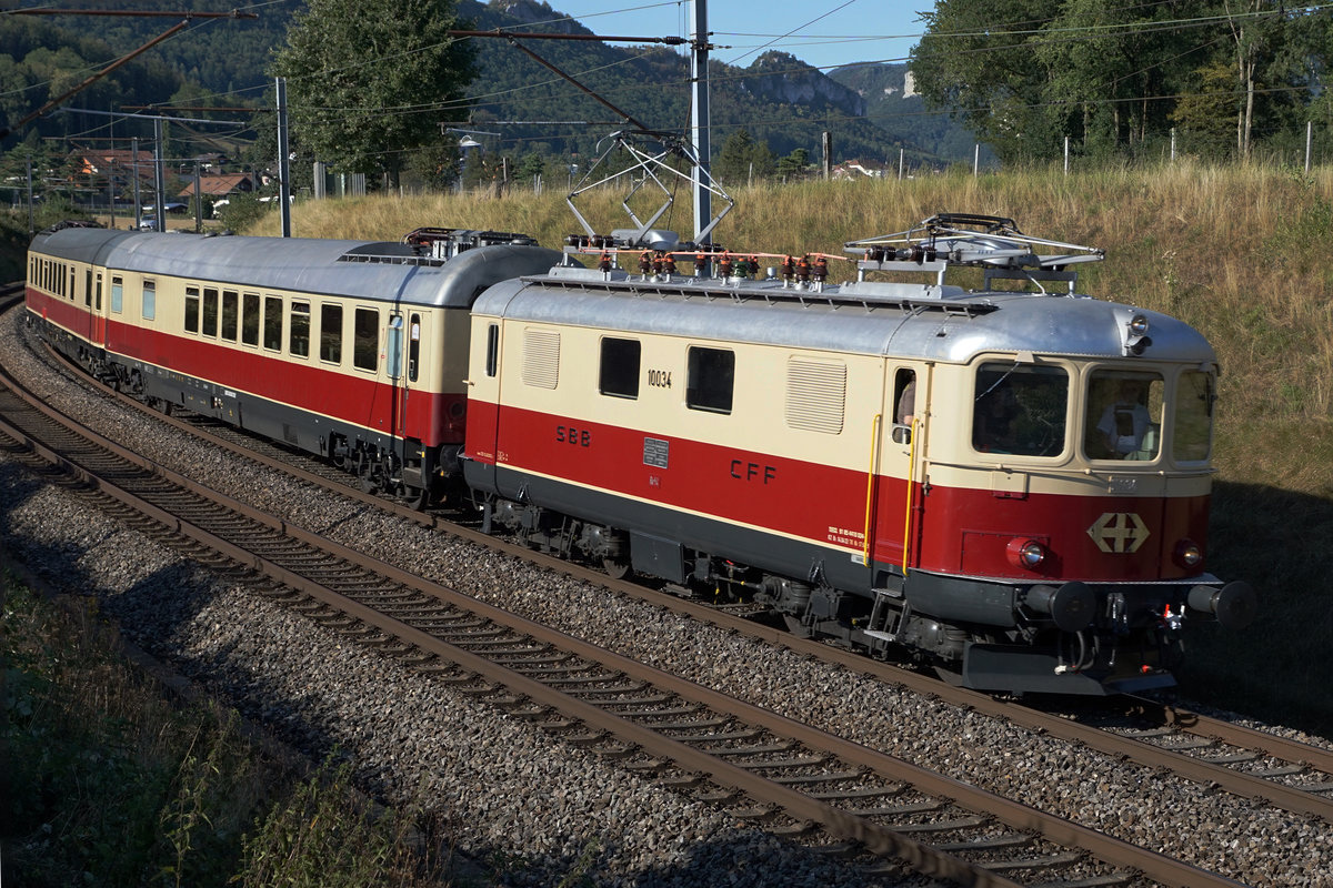 TR Trans Rail AG - TEE Classics
TEE  Mittelland 
Sonderzug mit der Re 4/4 I 10034 bei Niederbipp am 11. August 2018.
Diese Fahrt fand erstmals mit zwei identischen TEE-Speisewagen ARmz 211 statt.
Foto: Walter Ruetsch 
