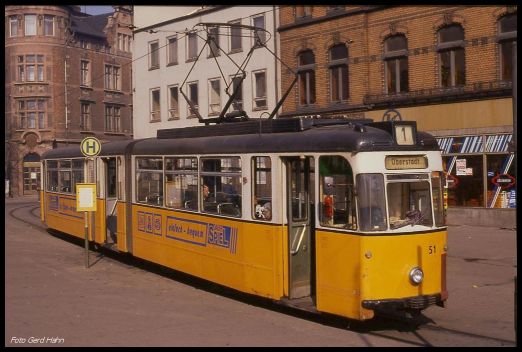 Tram 51 mit Beiwagen wartet am 17.3.1990 am Schmalspurbahnhof in Nordhausen auf Fahrgäste.