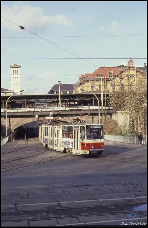 Tram Bahn Wagen Tatra 529 hat hier am 21.11.1990 auf der Linie 3 fahrend die Gleise des Hauptbahnhofs in Erfurt unterquert und verläßt nun das Stadtzentrum.