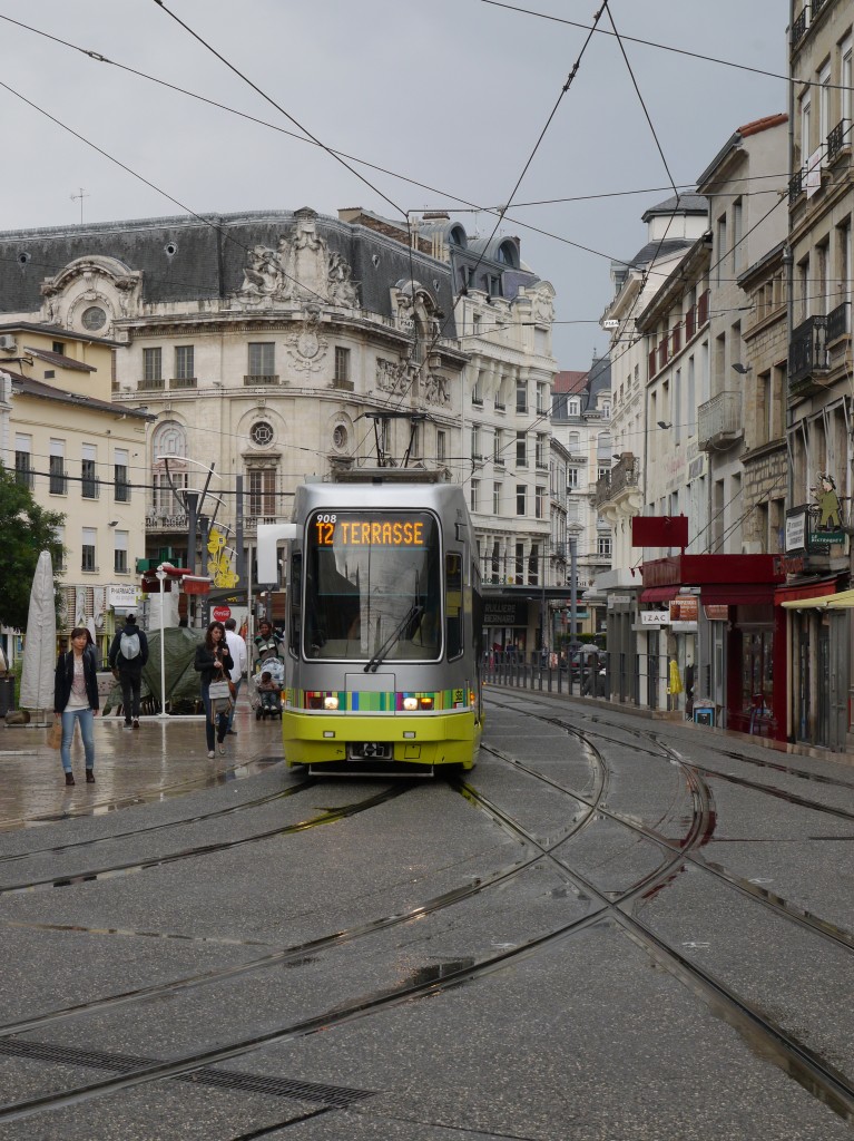 Tram STAS-908 unterwegs auf der Linie T2 nach Terrasse. 
Diese Straßenbahn des Typs Vevey-Alsthom wurde 1991 geliefert. 

Die Société de Transports de l’Agglomération Stéphanoise, kurz STAS, betreibt den öffentlichen Nahverkehr in Saint Étienne. An der Bezeichnung Stéphanois für die Saint Étienne lässt sich erkennen, dass Étienne die französische Ableitung von Stephanus bzw. Stefan ist. Seit 1881 verkehren ohne Unterbrechung meterspurige Straßenbahnen in Saint Étienne. Dass das Netz, auch in der Innenstadt, nie stillgelegt wurde, ist in Frankreich eine völlige Ausnahme. 
Heute existieren 3 Straßenbahnlinien. 

2014-07-21 Saint Étienne Place du Peuple - Libération 