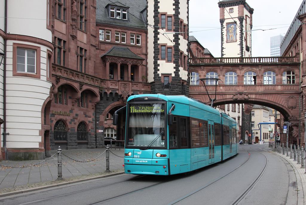 Tram Wagen 250 zwischen Rathaus und Paulskirche am 19.10.2016 in Frankfurt am Main unterwegs auf der Linie 11.