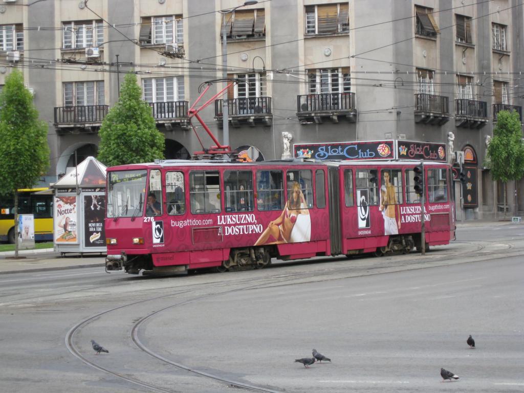 Tram Wagen 276 ist hier am 9.5.2010 nahe dem Hauptbahnhof in Belgrad
auf der Linie 7 unterwegs.