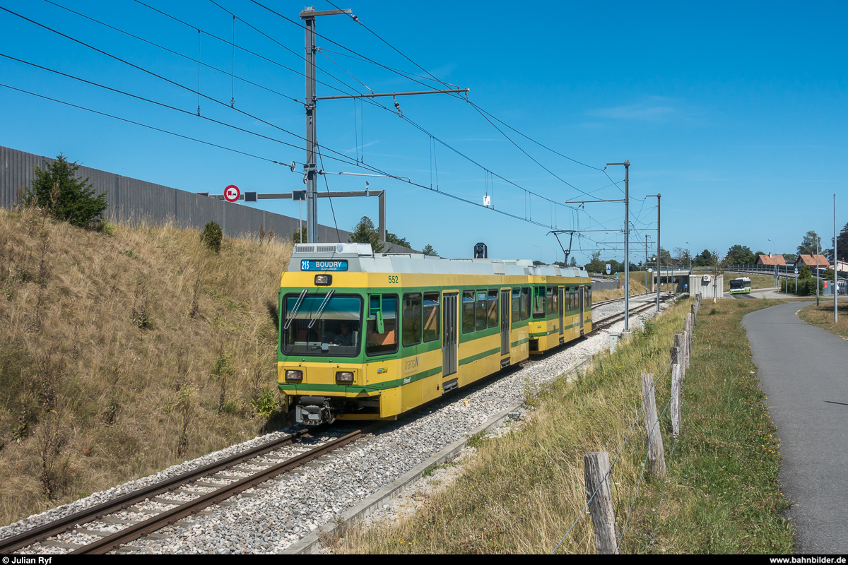 TransN Littorail Be 4/4 504 mit Bt 552 verlässt am 12. August 2018 die Haltestelle Areuse in Richtung Boudry. In Areuse besteht Anschluss auf den Bus, der hier gerade in die Haltestelle einfährt.