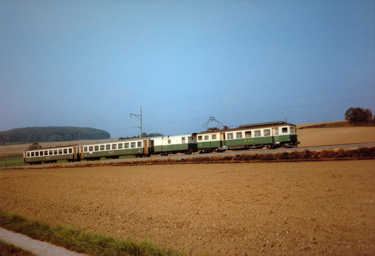 Transports de la région Morges-Bière-Cossonay, MBC/BAM.
Regionalzug Morges-Bière im Oktober 1979 auf der Fahrt nach Biére. Wie bei NStCM, LEB, YStC, MOB etc. reihte auch die BAM den Postwagen bei den Reisezügen ein.
Foto: Walter Ruetsch