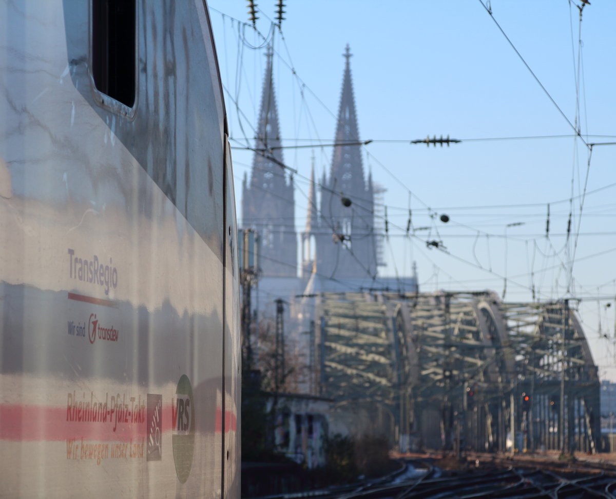 Transregio vor der großen Fahrt. Gleich zu Beginn wird MRB 26 (Köln Messe/Deutz - Koblenz Hbf) das Highlight auf seiner Fahrt passieren, die Hohenzollernbrücke. An der Seite des Zuges wird noch drauf hingewiesen, dass Transregio zu Transdev gehört.

Köln Messe/Deutz, 03. Dezember 2016