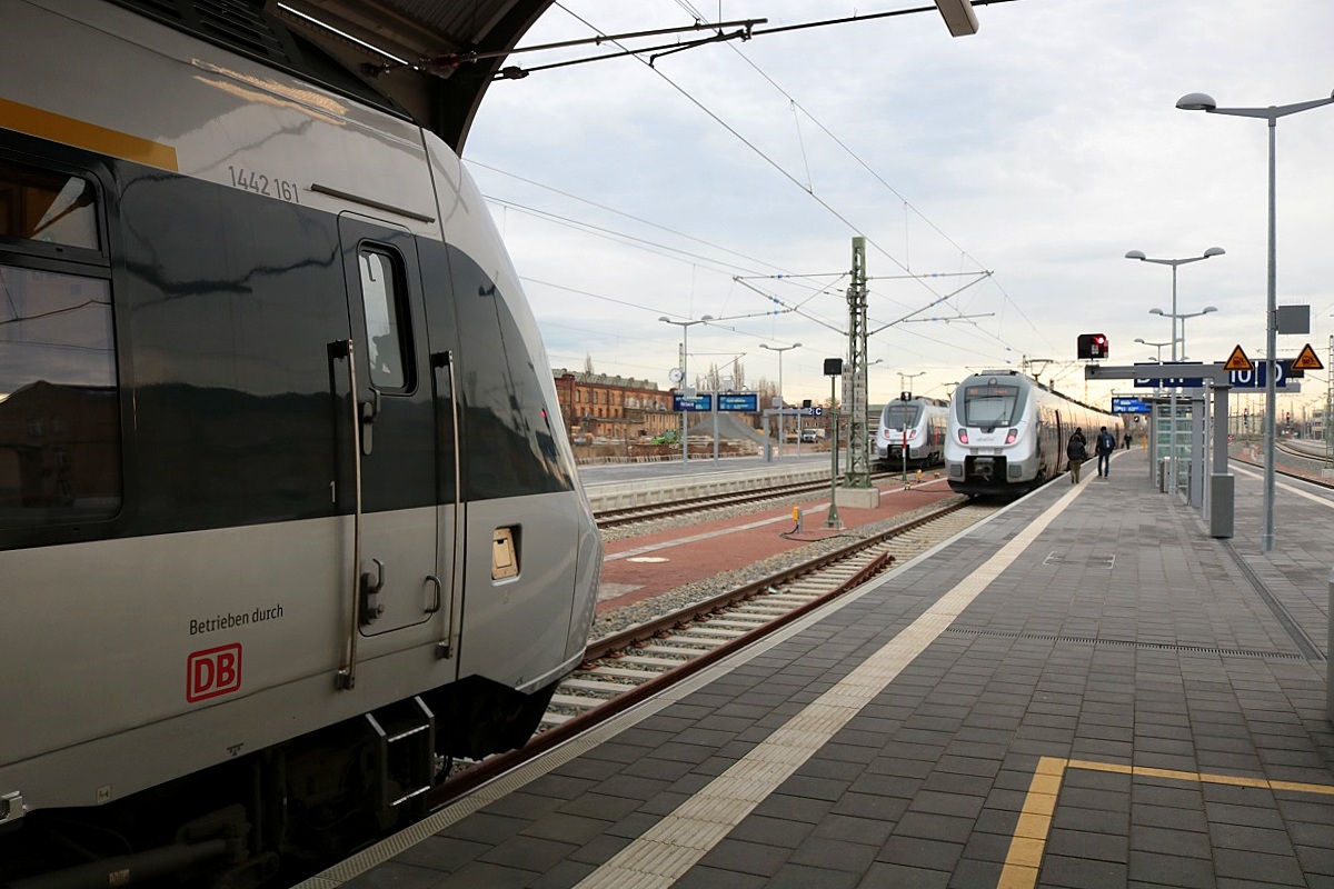 Treffen am Gleissperrsignal: 1442 161 (Bombardier Talent 2) der S-Bahn Mitteldeutschland (MDSB II | DB Regio Südost) als S 37848 (S8) nach Bitterfeld steht 9442 803 von Abellio Rail Mitteldeutschland als RB 74622 (RB20) nach Eisenach in Halle(Saale)Hbf auf Gleis 11 gegenüber. [27.12.2017 | 14:20 Uhr]