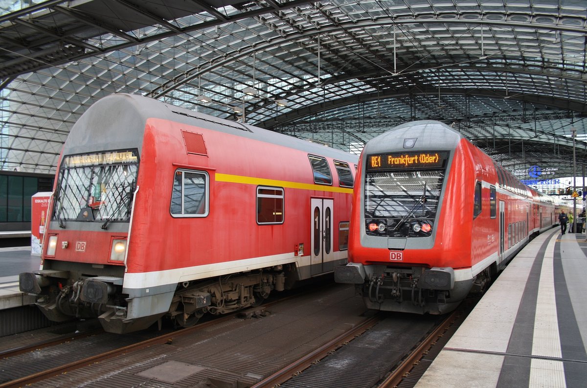 Treffen der Generationen im Berliner Hauptbahnhof mit RB26338  S-Bahn Ersatzverkehr  von Berlin Friedrichstraße nach Berlin Charlottenburg (Schublok war 143 333-3) und dem RE1 (RE18121) von Magdeburg Hauptbahnhof nach Frankfurt(Oder) mit 182 015. (29.10.2016)