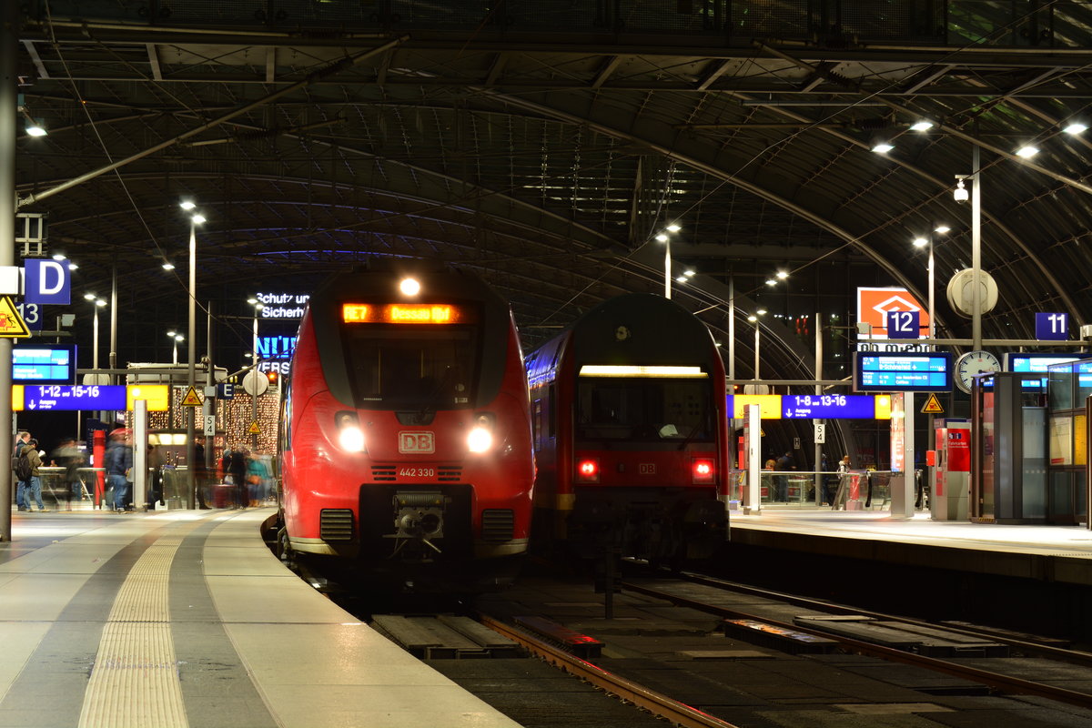Treffen der Generationen. Links wartet 442 330 als RE7 nach Dessau. Während rechts ein DABuzfa 760 als RE14 bereit steht.

Berlin Hbf 03.01.2018