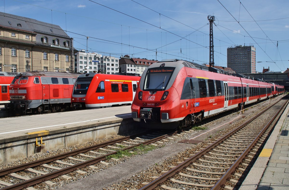 Treffen im Münchener Hauptbahnhof von 218 429-9 mit dem RE57410 nach Buchloe, 612 084-3  Markt Heimenkirch  als RE3486 nach Kempten(Allgäu) Hauptbahnhof und 2442 201-6 als RB59519 nach Weilheim(Oberbay). (15.8.2017) 