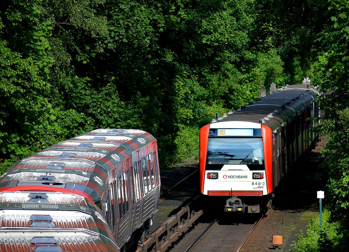 Treffen der  Sardinenbüchsen : links ein nagelneuer DT5 bei der Einfahrt in die Hamburger U-Bahnhaltestelle  Borgweg , rechts ein betagter DT3 Richtung  Barmbek . 16.5.2014